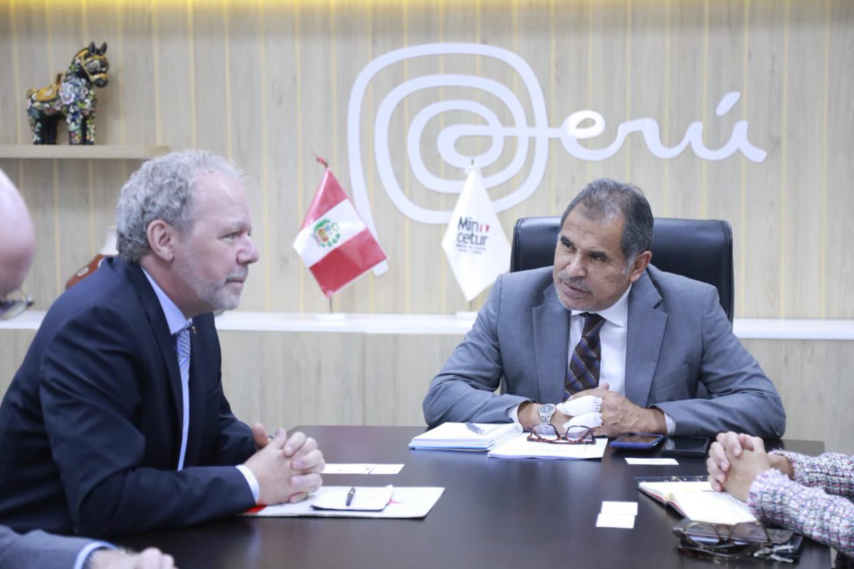 louiscmarcotte's tweet image. 🇵🇪 es el 2do socio comercial más importante de 🇨🇦 en América del Sur. Con el ministro @mathews_jc, hablamos del turismo 🇨🇦 en el 🇵🇪 y de cómo el comercio inclusivo puede beneficiar a las mujeres empresarias y a los empresarios indígenas. #APEC2024 #iPeru @A_delPacifico @MINCETUR