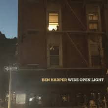 Musique de vieux débris. Ben Harper avec son nouveau Wide Open Light retourne à sa source en mélangeant sa maturité à quelques souffles de Tom Waits. Excellent! 🦄🦄🦄🦄