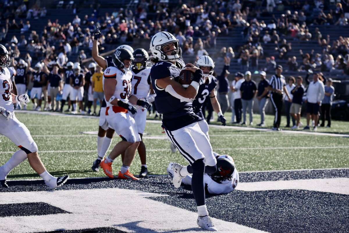 After a great conversation with @SSmith_II I’m PROUD to announce that I have received an offer from Yale!!💙🤍 @yalefootball @alucas80 @PrepRedzoneAR @PABruinFootball @_Elite3 @RileyElite3 @clintbrew247 @SeanW_Rivals #Elite3🔺 @PABruinFootball