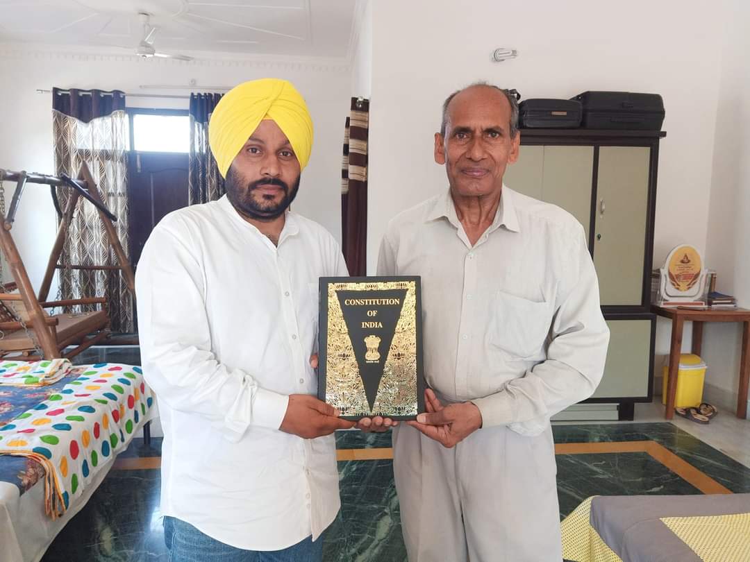rtiindianews's tweet photo. #हरियाणा में मेरे लिए शयाद मेरी जिंदगी का सबसे महत्वपूर्ण पल जो शायद मैं कभी नहीं भूल सकता डॉक्टर रंजीत सिंह फुल्लिया जी द्वारा उपहार में दिया गया #संविधान। मेरी आखरी उम्मीद और करोड़ों लोगों की जिंदगी है https://t.co/4TTH3YYyei