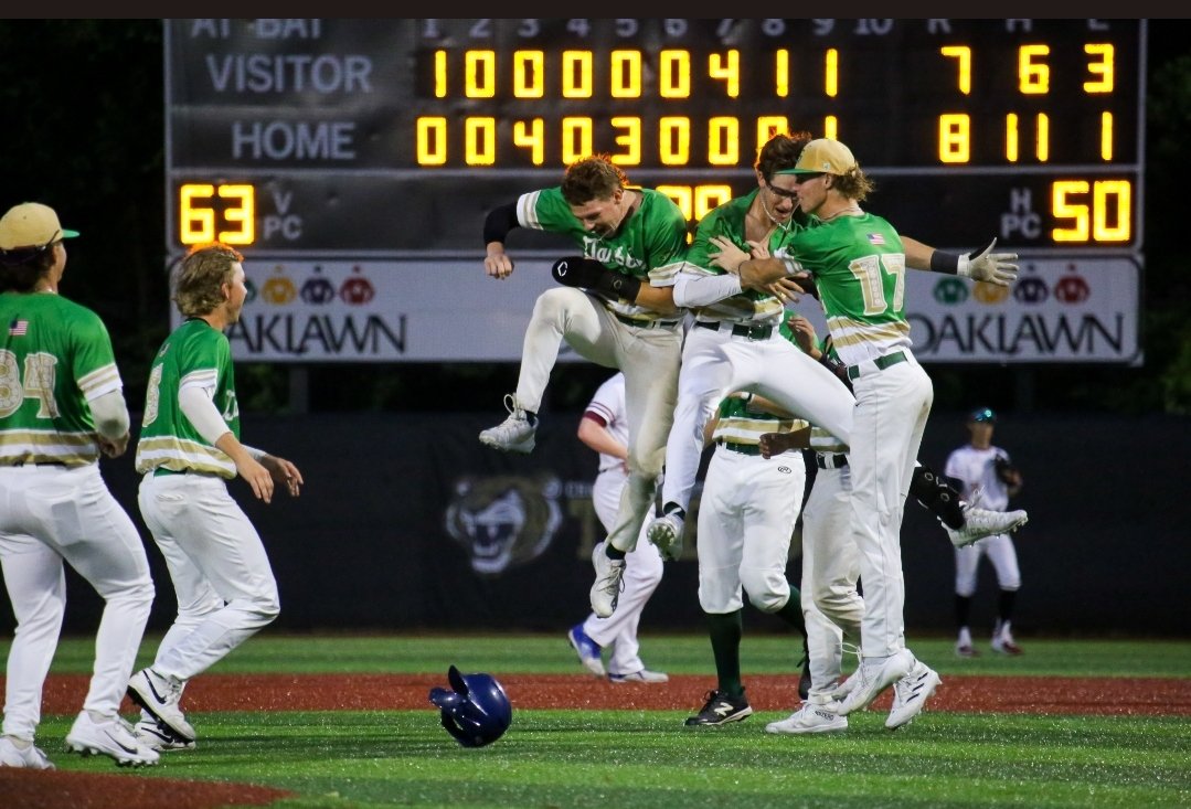 NaturalStateCL's tweet photo. Walk-offs are fun!🎲🃏

Especially under the lights at @MajesticParkHS 

#TheNatural https://t.co/KU5rRjMk62