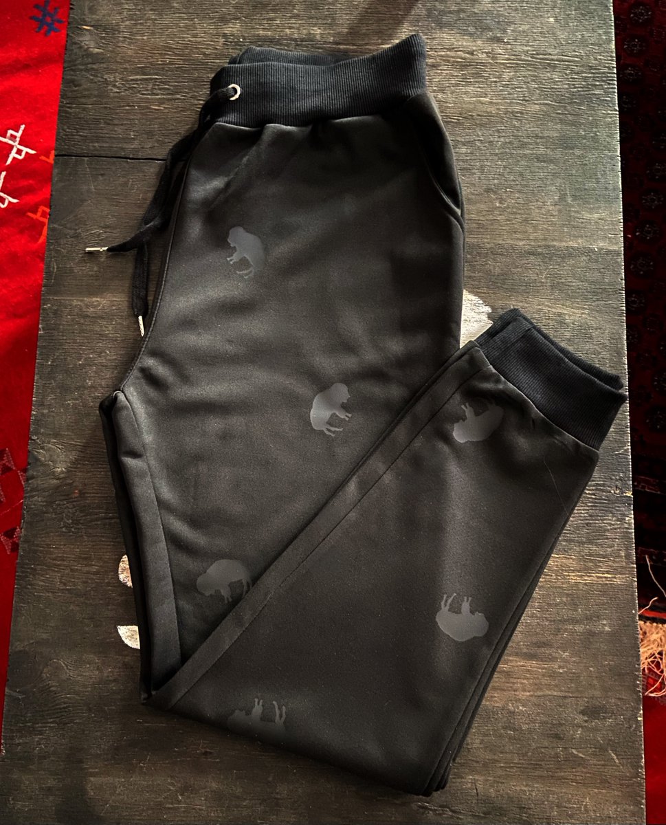 716Transplant's tweet photo. 🚨Merch giveaway🚨

The “Matte Milano Joggers”

Specs: Lightweight knit, slant pockets, drawstring waist, slight stretch, scattered matte black buffalo design. 
 
RT for a chance to win. 

Winner randomly chosen &amp; announced 6/14. https://t.co/RgD9hZoGD2