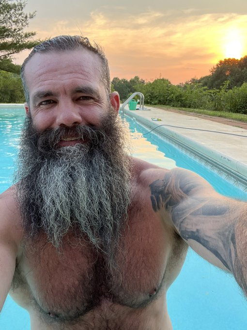 Anyone else like being wet about the time the sun is setting? https://t.co/AmzNGl5GXd