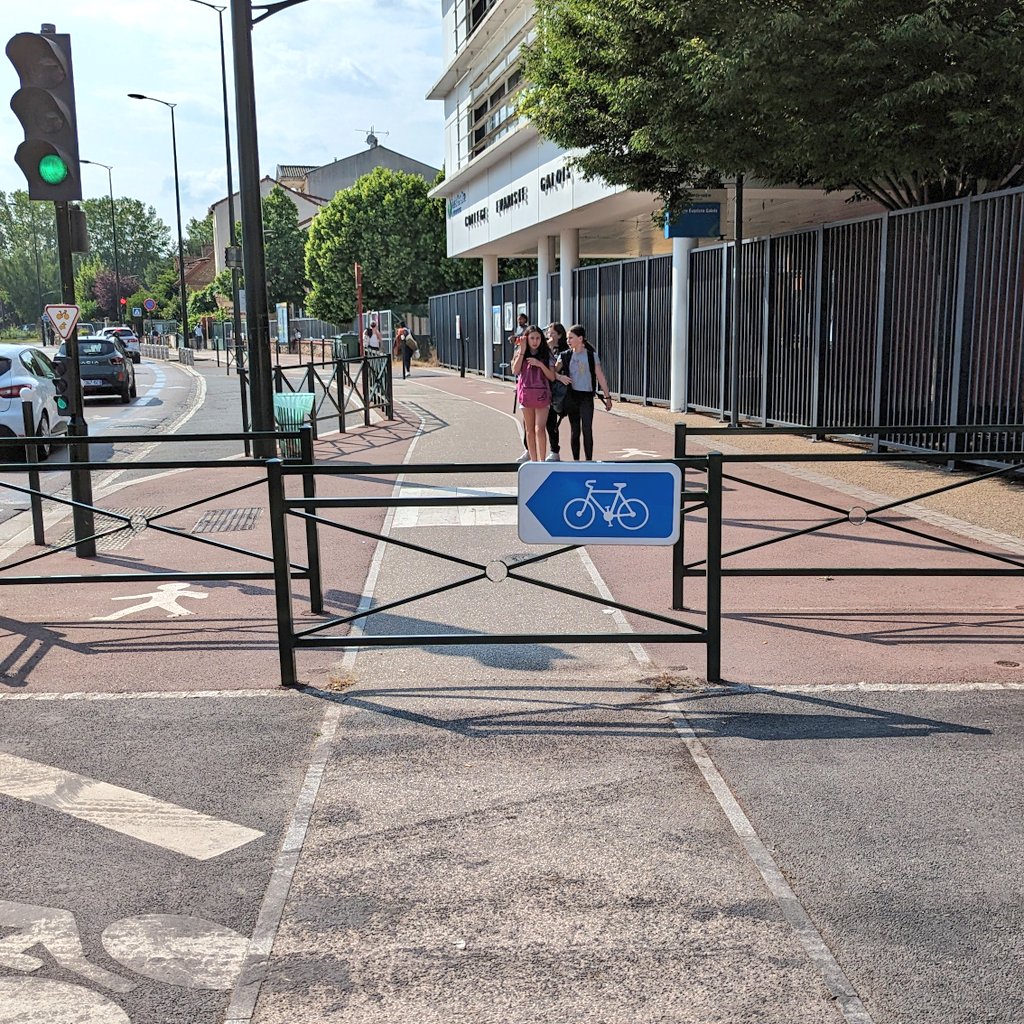 briceperrin's tweet photo. Lorsque vous êtes à vélo, l'infrastructure ne manque jamais d'idées pour essayer de vous tuer.
(Evidemment à côté, les conducteurs motorisés ont de belles lignes droites bien lisses et sans le moindre obstacle 👌). https://t.co/JfgO2yOHWO