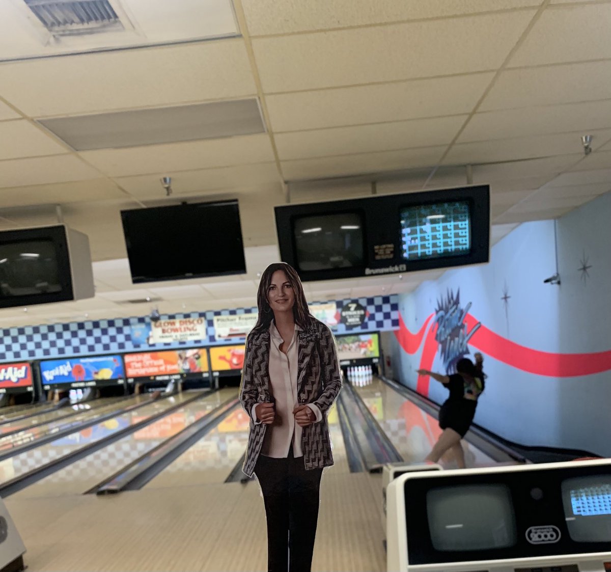 MissSally02's tweet image. #flatAlane came to watch us bowl at the Hastings Bowling Alley. That’s my daughter behind her. #AdventureswithAlane #PostForPencils