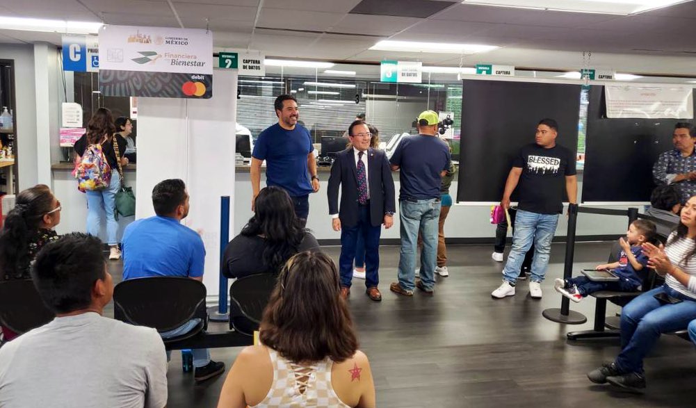 ConsulMexDen's tweet photo. Hoy el CG @pavel_mc entregó su pasaporte 🇲🇽 a nuestro paisano oaxaqueño Vinny Castilla, leyenda del #ReyDeLosDeportes en la @MLB y del Salón de la Fama @LigaMexBeis. #OrgulloMexicano que nos acompañó, saludó a nuestros paisanos en el área de documentación @lopezobrador_ @m_ebrard https://t.co/EDKC3UWENi