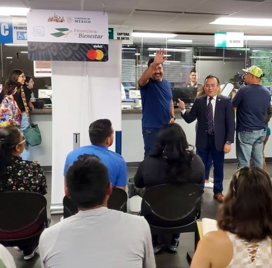ConsulMexDen's tweet photo. Hoy el CG @pavel_mc entregó su pasaporte 🇲🇽 a nuestro paisano oaxaqueño Vinny Castilla, leyenda del #ReyDeLosDeportes en la @MLB y del Salón de la Fama @LigaMexBeis. #OrgulloMexicano que nos acompañó, saludó a nuestros paisanos en el área de documentación @lopezobrador_ @m_ebrard https://t.co/EDKC3UWENi