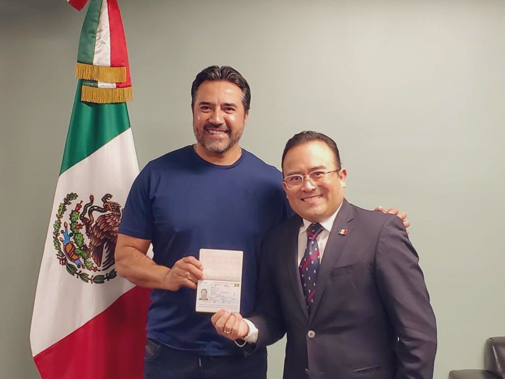 ConsulMexDen's tweet photo. Hoy el CG @pavel_mc entregó su pasaporte 🇲🇽 a nuestro paisano oaxaqueño Vinny Castilla, leyenda del #ReyDeLosDeportes en la @MLB y del Salón de la Fama @LigaMexBeis. #OrgulloMexicano que nos acompañó, saludó a nuestros paisanos en el área de documentación @lopezobrador_ @m_ebrard https://t.co/EDKC3UWENi