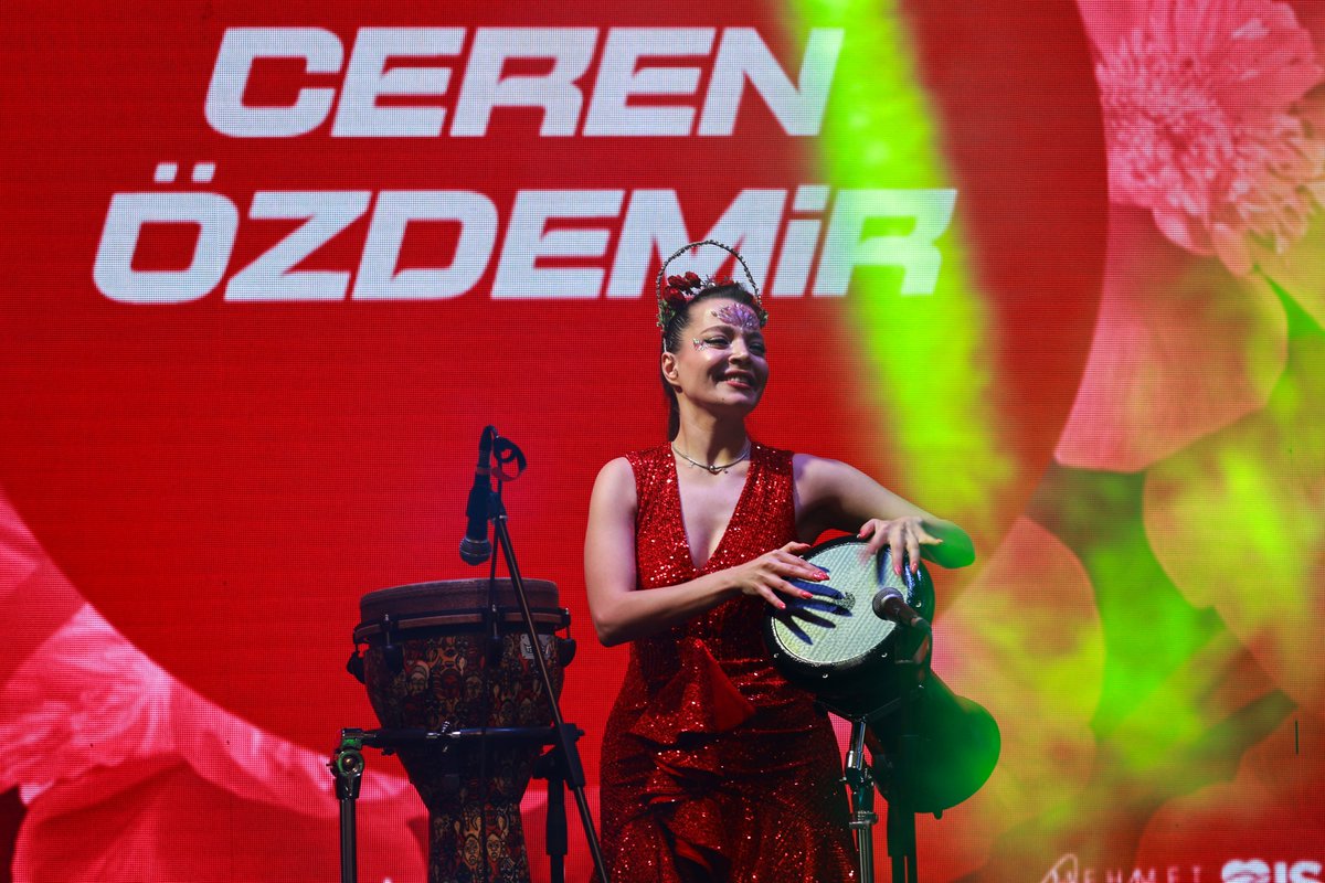 usakbld's tweet photo. 🌸 #ModaFest kadınları ritmi hep beraber yakaladı! 🎼

🪘 Darbukanın kraliçesi Ceren Özdemir güzelliğiyle ModaFest etkinlik alanına enerjisi saçtı. ❤️ https://t.co/sP9kyCXn5k