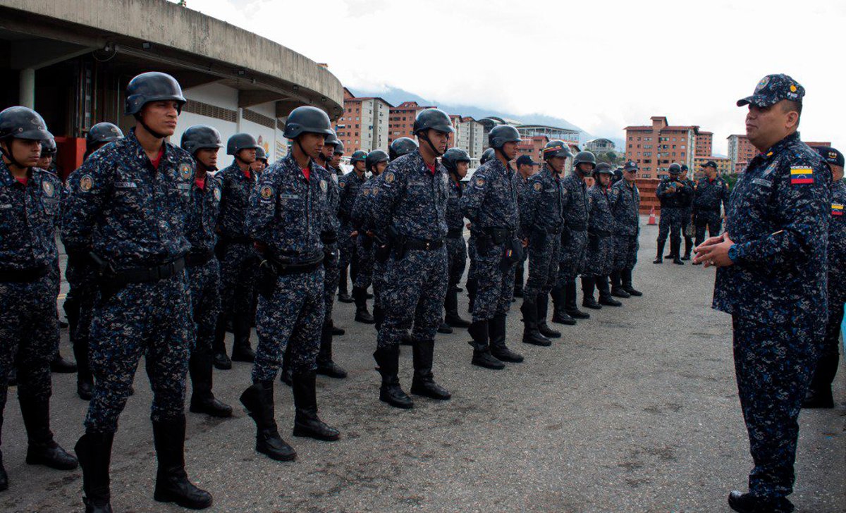 ArmandoInfo's tweet photo. Agentes de una brigada motorizada de la CPNB cazan fortunas mediante el chantaje a jóvenes de clase media. Les siembran drogas para acusarlos de posesión ilegal 

🔗https://t.co/1F4XKonfe2 https://t.co/fCFarIExEb