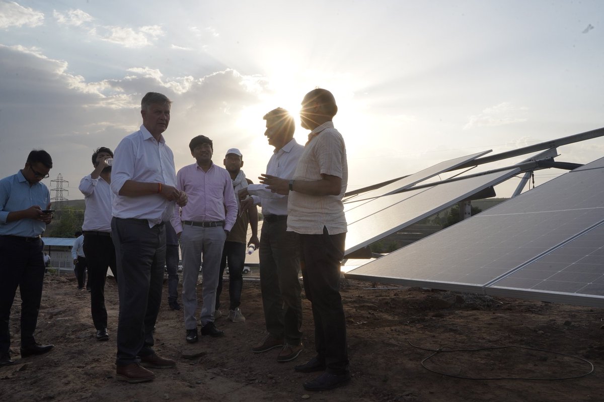 Youth2047's tweet photo. Youth of India, along with Mr. @ErikSolheim, had an amazing visit to the Sanchi solar plant site in Vidisha after receiving an insightful presentation.

@narendramodi @proclime_world @PiramalFdn @NSDCINDIA @MaP_Skills @RewaCollector @ravikarkara @SDG2030 @NewenergyMp @MPUVN_Bhopal @MadhyaSolar