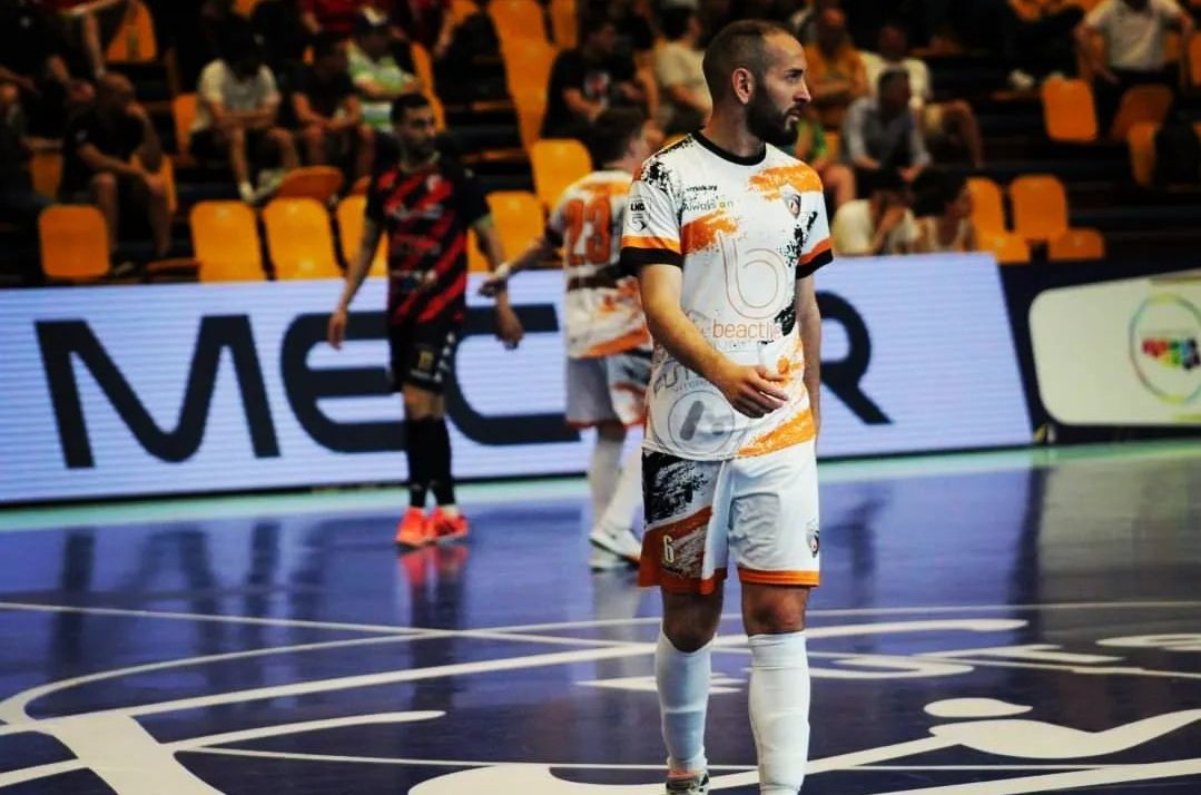 entorno5x5's tweet photo. 🆕 NOTICIA 🆕

🗞️ El hispano-marroquí @jaquad10 🇲🇦🇪🇦 valora su vuelta al futsal español 🇪🇦 tras varias temporadas jugando en la Serie A de Italia 🇮🇹, y este año en la Serie A2 donde ha jugado la final de playoff de ascenso a Serie A y ha conseguido el ascenso a Serie A2 ELITE 👏🏻 https://t.co/jV0rCPziiN