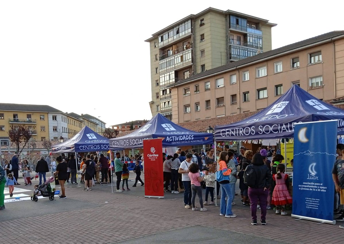 Ventanielles_'s tweet photo. "Ventanielles El Barrio Que Quiero" 
Jueves 15 de junio, de 17 a 20 h.
La Fiesta/Feria de las Asociaciones y Ong's que llena la plaza Lago Enol de actividades, juegos y música.
Entendimiento y colaboración multicultural en el barrio emblemático del este ovetense.
XII Edición https://t.co/hBrJI6tYPL