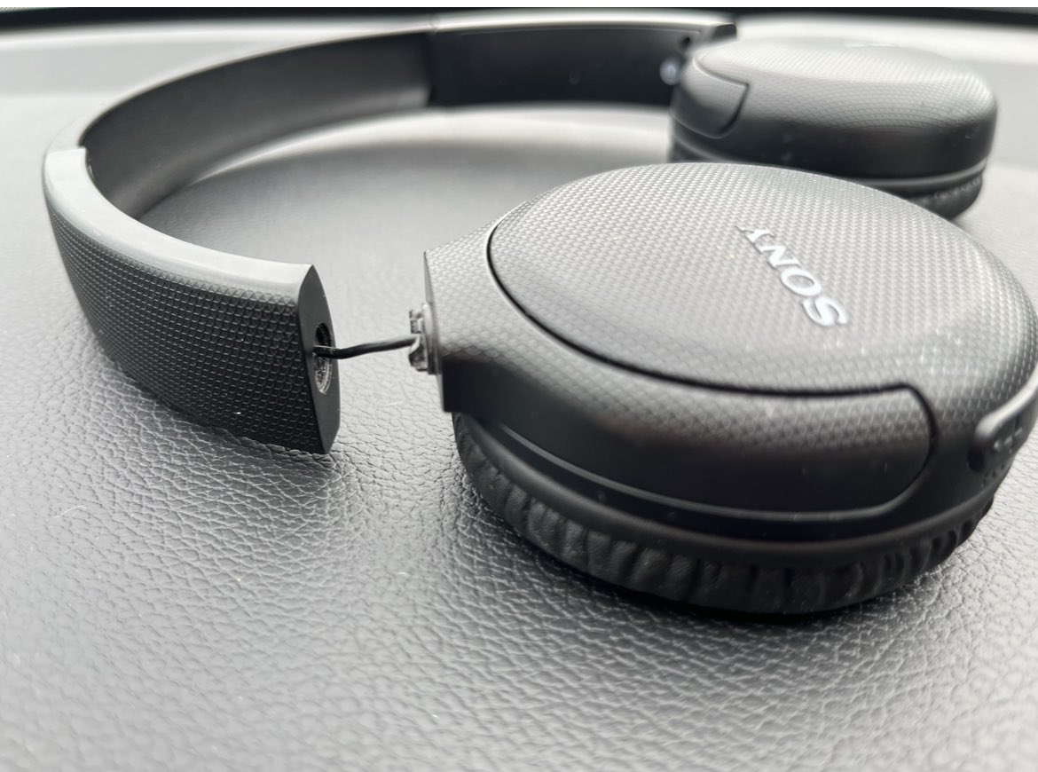 ErinKay78's tweet photo. @SonySupportUSA if this is what happens to your product within less than a year and you are unwilling to fix it then people should know to purchase from another company. https://t.co/MPjcfRkfTt