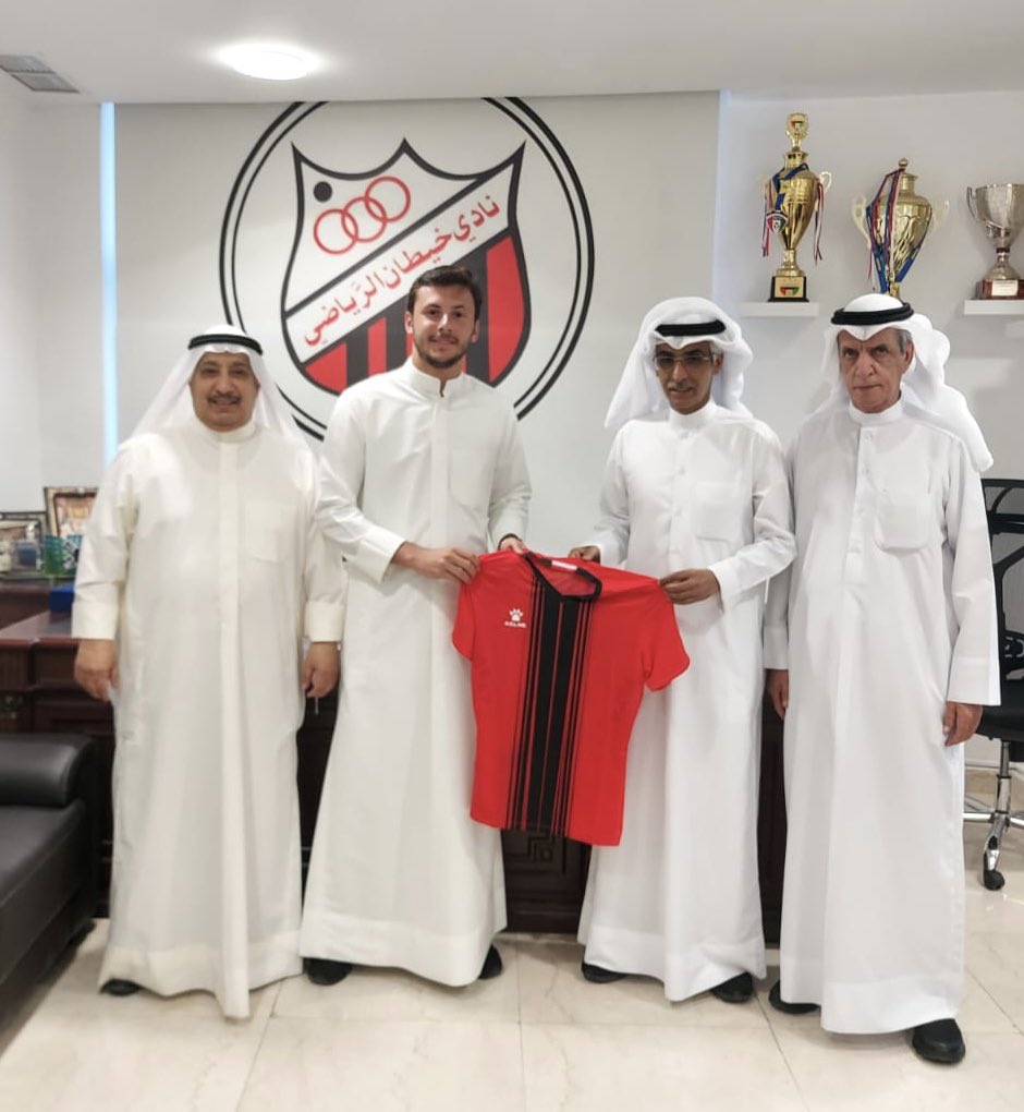 khaitanclubnews's tweet photo. بحضور نائب رئيس مجلس الإدارة السيد محمد دريميح وأمين الصندوق السيد عبدالرحمن الرجعان ورئيس جهاز الكرة السيد فهد المطيري تم التوقيع مع اللاعب مشاري العبيد لتدعيم صفوف الفريق الأول للموسم القادم https://t.co/JBZuM45kGA
