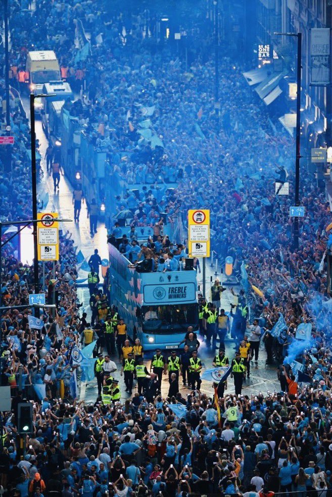 ErlingRoIe's tweet photo. The difference in TREBLE parades in Manchester https://t.co/ghARFtWQPF