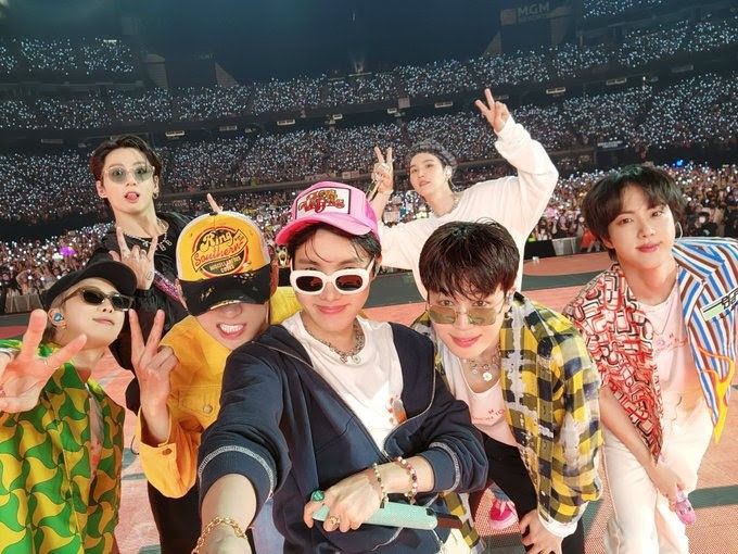 SarahwithH7's tweet photo. Feliz 10° aniversario  han llegado muy lejos,  gracias por  compartir con junto con Army todo este tiempo🥺💜 @BTS_twt
#BTS10thAnniversary 
#10yearswithBTS https://t.co/cwIg2hWsJt