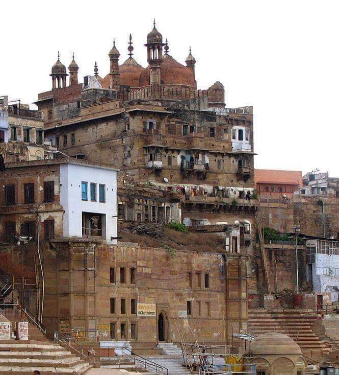 s_afreen7's tweet photo. औरंगजेब द्वारा किया गया एक ऐसा इन्साफ, जिसे देश की जनता से छुपाया गया।

औरंगज़ेब काशी, बनारस की एक ऐतिहासिक मस्जिद (धनेडा की मस्जिद) यह एक ऐसा इतिहास है जिसे पन्नो से तो हटा दिया गया है, लेकिन निष्पक्ष इन्सान और हक़ परस्त लोगों के दिलो से मिटाया नही जा सकता और क़यामत तक मिटाया नहीं जा सकेगा।

औरंगजेब की हुकूमत में काशी बनारस में एक पंडित की लड़की थी जिसका नाम शकुंतला था।
उस लड़की को एक मुसलमान जाहिल सेनापति ने अपनी हवस का शिकार बनाना चाहा और उसके बाप से कहा– "तेरी बेटी को डोली में सजा कर मेरे महल पे 7 दिन में भेज देना"

पंडित ने यह बात अपनी बेटी से कही।
उनके पास कोई रास्ता नहीं था।
 बेटी ने पिता से कहा– "1 महीने का वक़्त ले लो कोई भी रास्ता निकल जाएगा"

पंडित ने सेनापति से जाकर कहा– “मेरे पास इतने पैसे नहीं हैं कि मैं 7 दिन में सजाकर लड़की को भेज सकूँ, मुझे महीने का वक़्त दो” 

सेनापति ने कहा– “ठीक है, ठीक महीने के बाद भेज देना”

पंडित ने अपनी लड़की से जाकर कहा– “वक़्त मिल गया है, अब?

लड़की ने मुग़ल शहज़ादे का लिबास पहना और अपनी सवारी को लेकर दिल्ली की तरफ़ निकल गई,।
कुछ दिनों के बाद दिल्ली पहुँची, वो दिन जुमे का दिन था।

और जुमे के दिन औरंगजेब नमाज़ के बाद, जब मस्जिद से बहार निकलते थे तो लोग अपनी फरियाद एक चिट्ठी में लिख कर मस्जिद की सीढियों के दोनों तरफ़ खड़े रहते थे।

औरंगजेब  वो चिट्ठियाँ उनके हाथ से लेते जाते, और फिर कुछ दिनों में फैसला फरमाते।

वो लड़की (शकुंतला) भी इस क़तार में जाकर खड़ी हो गयी।

उसके चहरे पे नकाब था, और लड़के का लिबास (ड्रेस) पहना हुआ था, जब उसके हाथ से चिट्ठी लेने की बारी आई, तब हज़रत औरंगजेब आलमगीर ने अपने हाथ पर एक कपड़ा डालकर उसके हाथ से चिट्ठी ली।

तब लड़की बोली– "महाराज, मेरे साथ यह नाइंसाफी क्यों?
सब लोगों से आपने सीधे तरीके से चिट्ठी ली और मेरे पास से हाथों पर कपड़ा रख कर?

तब औरंगजेब  ने कहा– "इस्लाम में ग़ैर मेहरम (पराई औरतों) को हाथ लगाना भी हराम है और मैं जानता हूँ तू लड़का नहीं लड़की है"

शकुंतला बादशाह के साथ कुछ दिन तक ठहरी, और अपनी फरियाद सुनाई।

औरंगजेब आलमगीर ने उससे कहा– “बेटी, तू लौट जा तेरी डोली सेनापति के महल पहुँचेगी अपने वक़्त पर”

शकुंतला सोच में पड़ गयी कि यह क्या?

वो अपने घर लौटी और उसके पिता (पंडित) ने पूछा– क्या हुआ बेटी?

वो बोली– "एक ही रास्ता था, मै हिन्दोस्तान के बादशाह के पास गयी थी, लेकिन उन्होंने भी ऐसा ही कहा कि डोली उठेगी, लेकिन मेरे दिल में एक उम्मीद की किरण है, वो ये है कि मैं जितने दिन वहाँ रुकी बादशाह ने मुझे 15 बार बेटी कह कर पुकारा था और एक बाप अपनी बेटी की इज्ज़त नीलाम नहीं होने देगा।

फिर वह दिन आया जिस दिन शकुंतला की डोली सज–धज के सेनापति के महल पहुँची।

सेनापति ने डोली देख के अपनी अय्याशी की ख़ुशी में फकीरों पर पैसे लुटाना शुरू किया।

जब वह पैसे लुटा रहा था, तब एक कम्बल-पोश फ़क़ीर जिसने अपने चेहरे पे कम्बल ओढ रखी थी, उसने कहा– “मैं ऐसा-वैसा फकीर नहीं हूँ, मेरे हाथ में पैसे दे”

उसने हाथ में पैसे दिए और उन्होंने अपने मुह से कम्बल हटाया तो सेनापति देखकर हक्का बक्का रह गया।
क्योंकि उस कंबल में कोई फ़क़ीर नहीं बल्कि औरंगजेब खुद थे।

उन्होंने कहा– "तेरा एक पंडित की लड़की की इज्ज़त पे हाथ डालना मुसलमान हुकूमत पे दाग लगा सकता है, और औरंगजेब आलमगीर ने इंसाफ फ़रमाया।

4 हाथी मंगवा कर सेनापति के दोनों हाथ और पैर बाँध कर अलग अलग दिशा में हाथियों को दौड़ा दिया गया,
और सेनापति को चीर दिया गया।

फिर आपने पंडित के घर पर एक चबूतरा था, उस चबूतरे के पास दो रकात नमाज़ नफिल अदा की, और दुआ कि– “ऐ अल्लाह, मैं तेरा शुक्रगुजार हूँ, कि तूने मुझे एक ग़ैर इस्लामिक लड़की की इज्ज़त बचाने के लिए, इंसाफ करने के लिए चुना"

फिर औरंगजेब ने कहा– “बेटी, एक ग्लास पानी लाना”

लड़की पानी लेकर आई, तब उन्होंने कहा– “जिस दिन दिल्ली में मैंने तेरी फरियाद सुनी थी, उस दिन से मैंने क़सम खायी थी के जब तक तेरे साथ इंसाफ नहीं होगा पानी नहीं पिऊंगा"

तब शकुंतला के पिता (पंडित जी) और काशी–बनारस के दूसरे हिन्दू भाइयों ने उस चबूतरे के पास एक मस्जिद तामीर की, जिसका नाम “धनेड़ा की मस्जिद” रखा गया।

और पंडितों ने ऐलान किया कि ये बादशाह औरंगजेब आलमगीर के इंसाफ की ख़ुशी में हमारी तरफ़ से इनाम है।

और सेनापति को जो सज़ा दी गई वो इंसाफ़ एक सोने की तख़्त पर लिखा गया था, जो आज भी धनेड़ा की मस्जिद में मौजूद है।
Post– @TanveerPost