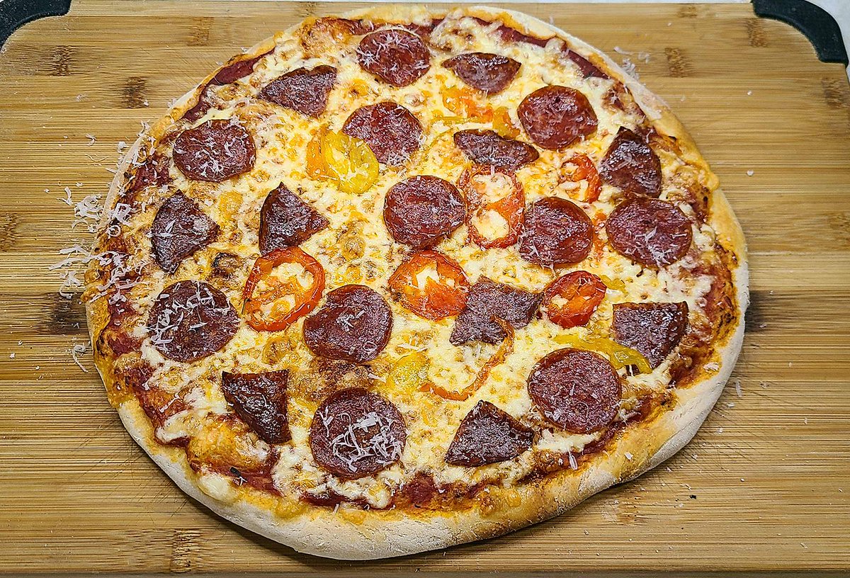 bastardrub's tweet photo. Pie of the day - RTFO!!!🤘
Pepperoni, Summer Sausage, Hot Banana Peppers, Grana Padano & Mozz
#homemadepizza #cgbs #pizzatopia #stonercooking #drunkcooking https://t.co/ULaFrdP3zK