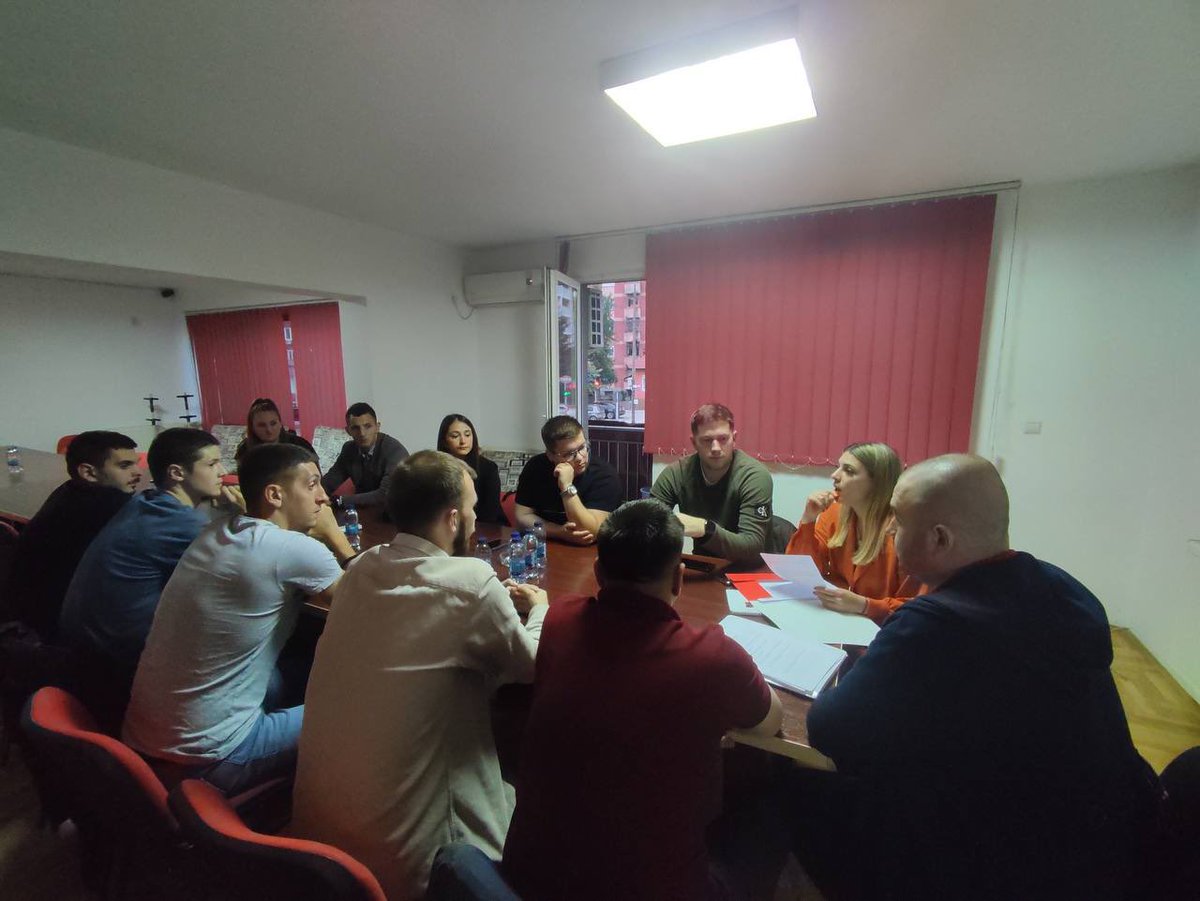 msdsrpska's tweet photo. Руководство Младих социјалдемократа успјешно је одржало састанак са ГрО МСД #Zvornik и ОО МСД #Šekovići. 

Са младима смо разговарал�� о стању у одборима. 

Не питамо шта наш град може учинити за нас него шта ми можемо учинити за њега. Поносни смо на све младе који чине МСД. https://t.co/yg703MVG4H