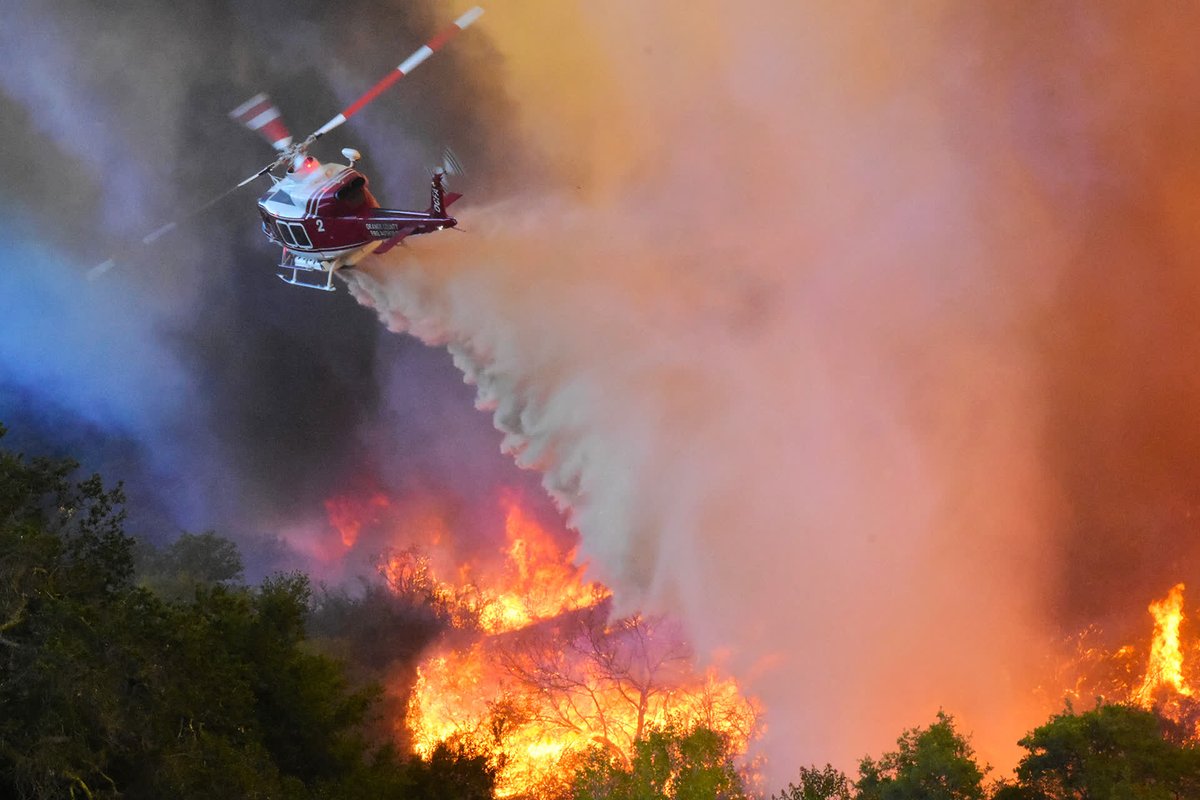 AirAttackMag's tweet photo. Cool shot from @surface_2_air_photography of an @ocfaairops @bellflight 412 working a fireline. #aerialfirefighting #firefighting #wildfire #bomberos https://t.co/wDiPKjcZ8A