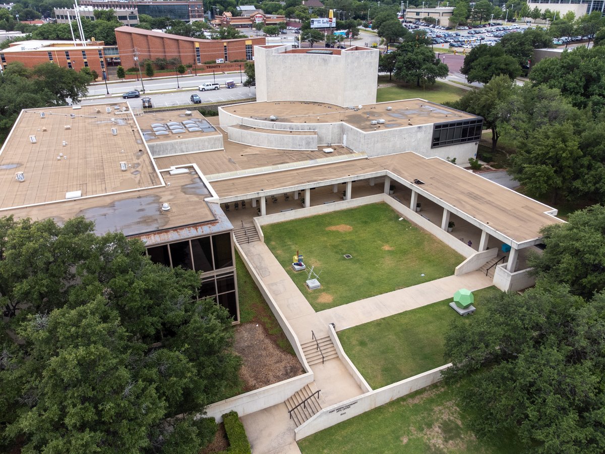 UrbanFortWorth's tweet photo. Multiple additions to the building have been made over the years, including the Joseph R. Pelich-designed W.E. Scott Theater in 1966 and the O'Neill Ford and Associates-designed gallery extension in 1974. The Modern departed the building for their new home in 2002. #ModTexas https://t.co/p3HwP0UDCD