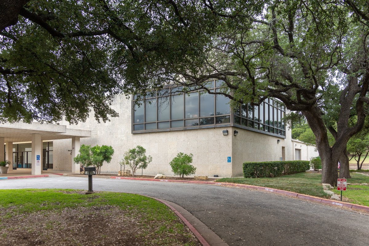UrbanFortWorth's tweet photo. Multiple additions to the building have been made over the years, including the Joseph R. Pelich-designed W.E. Scott Theater in 1966 and the O'Neill Ford and Associates-designed gallery extension in 1974. The Modern departed the building for their new home in 2002. #ModTexas https://t.co/p3HwP0UDCD