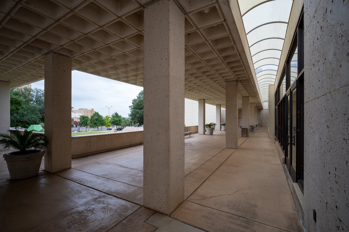 UrbanFortWorth's tweet photo. Multiple additions to the building have been made over the years, including the Joseph R. Pelich-designed W.E. Scott Theater in 1966 and the O'Neill Ford and Associates-designed gallery extension in 1974. The Modern departed the building for their new home in 2002. #ModTexas https://t.co/p3HwP0UDCD