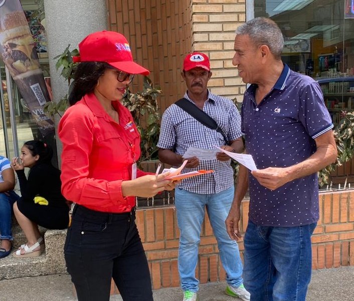 En la Av. Libertador de #Tucacas, municipio Silva, funcionaria adscrita al #STITucacas de la #RegiónFalcón efectuó operativo de divulgación en materia de #ExigeTuFactura, a fin de promover la cultura tributaria en la región.
#IránYVenezuelaUnidas