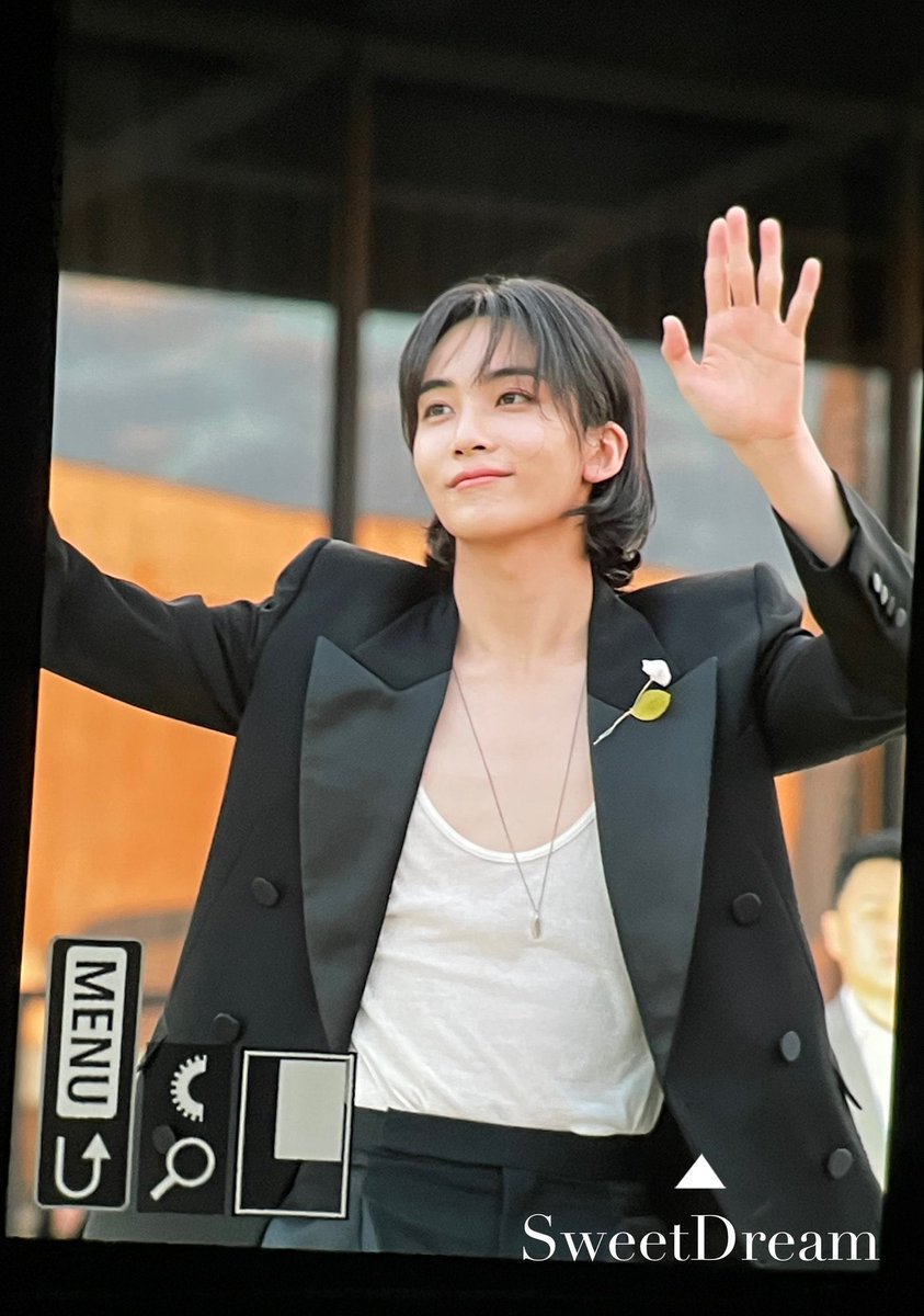 1004ddadu's tweet photo. jeonghan’s outfit… 🫠🫠🫠 https://t.co/FgxvP30jec