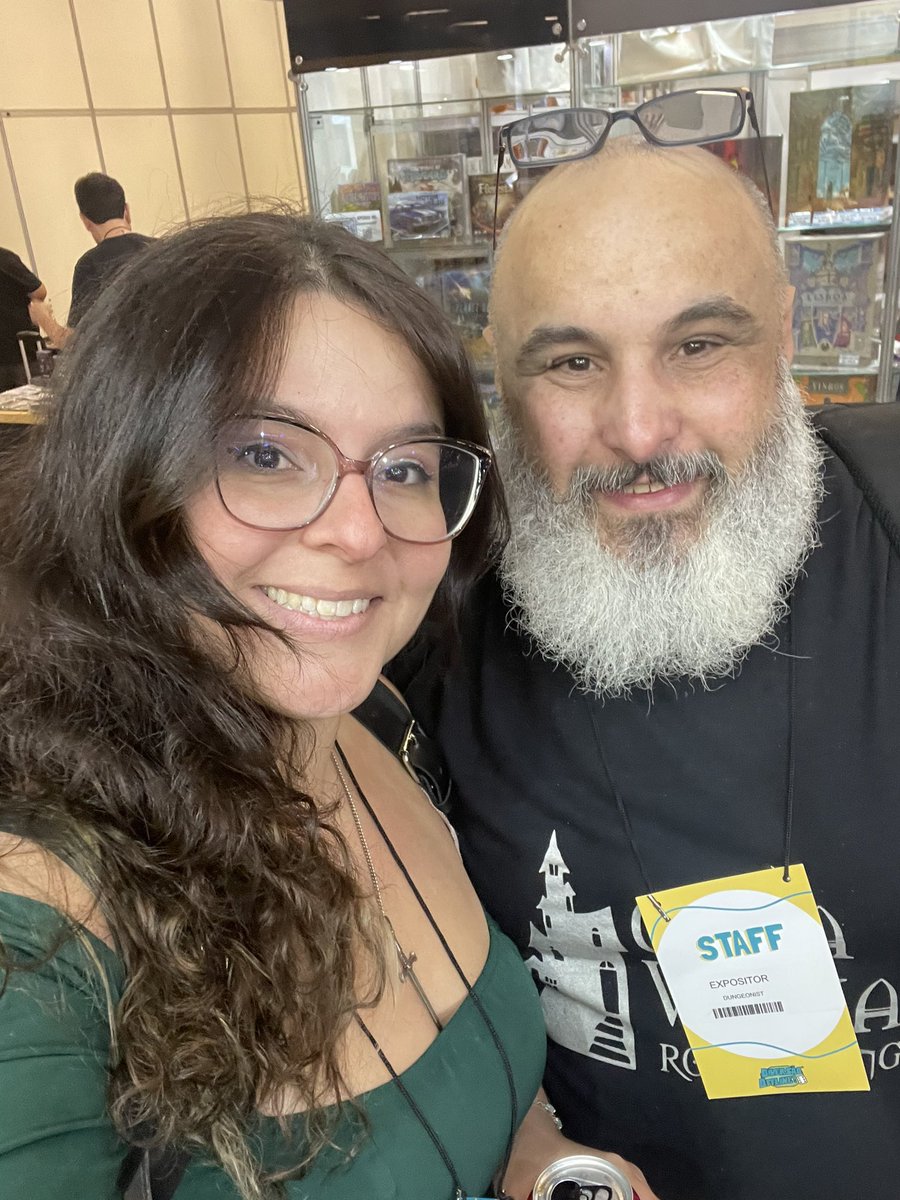 nadja_lirio_'s tweet photo. Hoje não tem sessão d’O Levante do Tirano no canal da @EditoraNewOrder mas pelo menos tem foto da Suska com o Duncan e o Muzzgo no #DOFF23 https://t.co/ckMCyvLL32