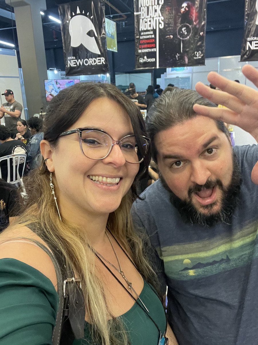 nadja_lirio_'s tweet photo. Hoje não tem sessão d’O Levante do Tirano no canal da @EditoraNewOrder mas pelo menos tem foto da Suska com o Duncan e o Muzzgo no #DOFF23 https://t.co/ckMCyvLL32