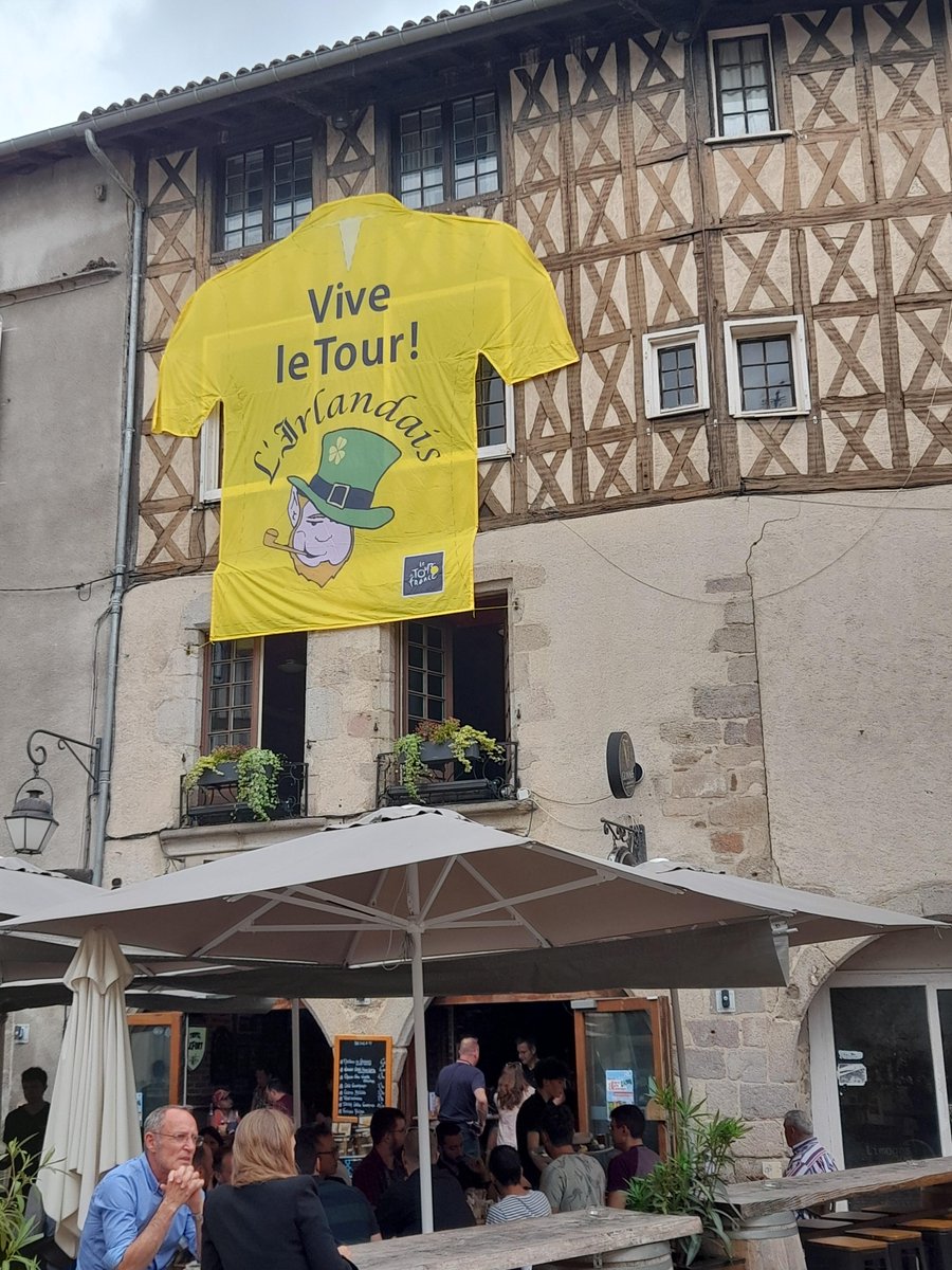 #Limoges se pare de jaune pour @LeTour 💛 Photo prise dans le quartier de la Cathédrale 🥰 cc @MaillotjauneLCL #MaillotJauneLCL #LimogesEnJaune