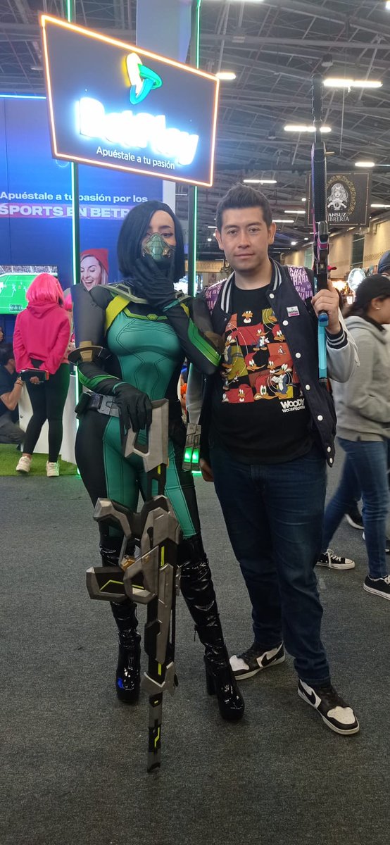 conejolopez9's tweet photo. Compartiendo ComicCon con La Emperatriz Radiante ✨Monkey D. Pau✨ @paudazzle la hermosa Viper de @itsmidna 💚 y el papucho @elbyteo
#PauDazzle #ItsMidna #ByTeo #OnePiece #ComicConBogota #ComicConColombia #Valorant https://t.co/zBqDSONz7D