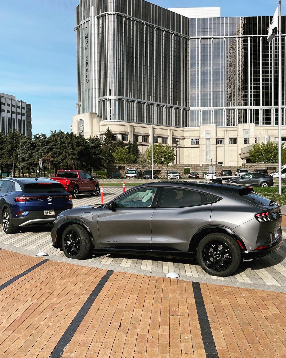 XperienceComm's tweet photo. Curious about EV’s? Need something fun to do over Father’s Day weekend? Join us this weekend at Schoolcraft College in Livonia, MI for an electric vehicle drive experience you won’t forget! 

Register here: https://t.co/WHMjtgOEDR https://t.co/7MRLhaPmcn