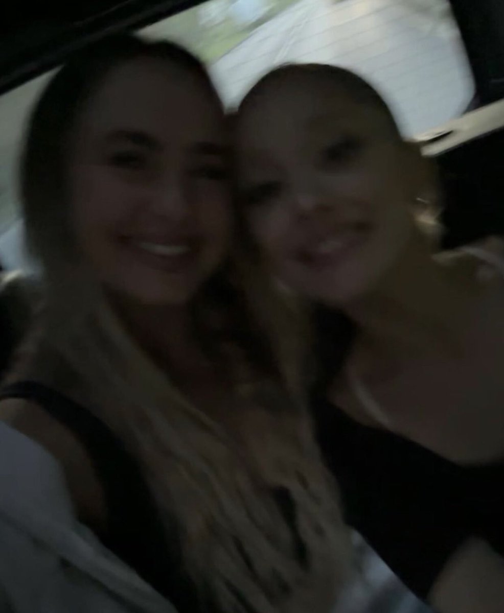 arianagrandebr's tweet photo. Ariana Grande com sua melhor amiga Alexa Luria! 💞 https://t.co/iBn0zHGWy2