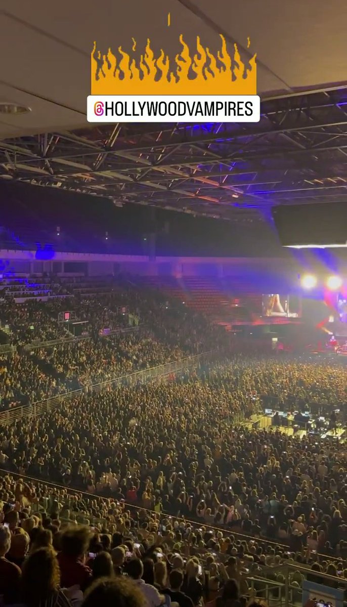 pauldepp07's tweet photo. The crowd went crazy with my #HollywoodVampires. #JohnnyDeppIsARockStar being loved and applauded. A movie that was already made before the verdict and #amberturd is  liar,narcissistic sociopath.The stains are talking like it's a comeback will not be. 
#amberheardstansareunhinged https://t.co/Ko7TS6Cy7K