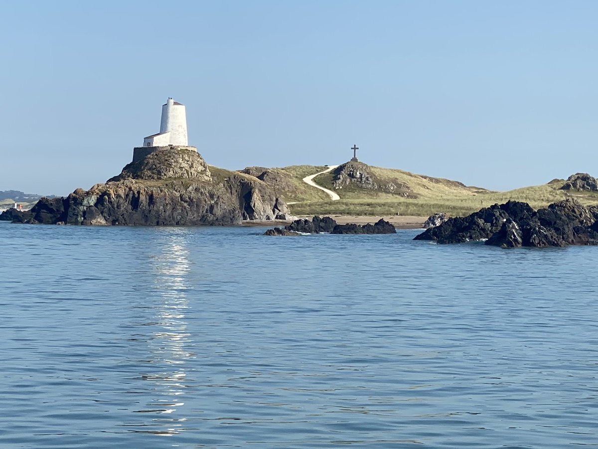 Join us for this popular 2 hour cruise Sun 18 Jun 9.30am to #LlanddwynIsland. Spectacular views of #Anglesey #CaernarfonCastle #BelanFort #Snowdonia mountain range &amp; more from seaward... ☀️tickets will sell fast, book now ⛴ bit.ly/3xJpsyt