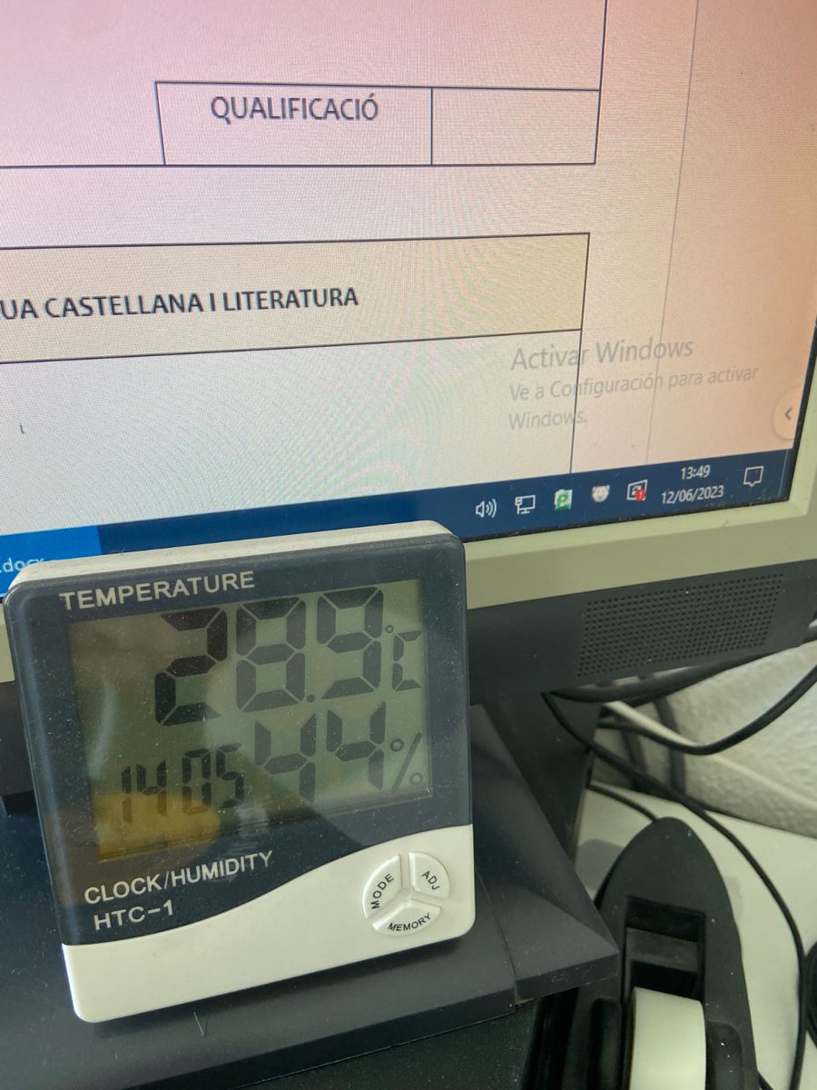 AfaAuro's tweet photo. 👋🏾 Hola @AnnaSimo! Tens a mestres i infants a 30 graus de temperatura a les aules... Ho seguireu permetent o planificareu i invertireu com cal?
@EscolaAuro, avui dilluns https://t.co/yLXEGRD06w