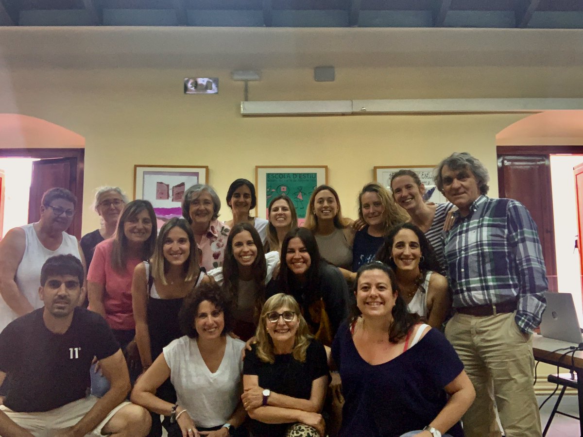 mem_educatiu's tweet photo. Tanquem un curs més del Grup de Treball d’Aprenentatge Cooperatiu. Un grup que amb els anys va esdevenint família! 

#memeducatiu #formacio #educacio #docents #aprenentatgecooperatiu https://t.co/VfxaGP8Vni