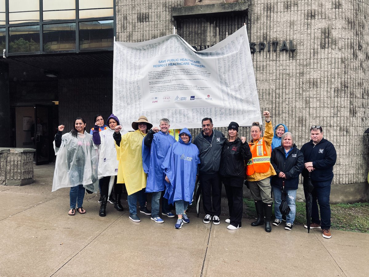 Hospital staff at @STJOESHAMILTON showed the power of collective action today! Unions representing healthcare workers in Ont. rallied outside the hospital to demand St. Joseph’s CEO fight back against privatizing hospital services!
#SavePublicHealthcare #onlab