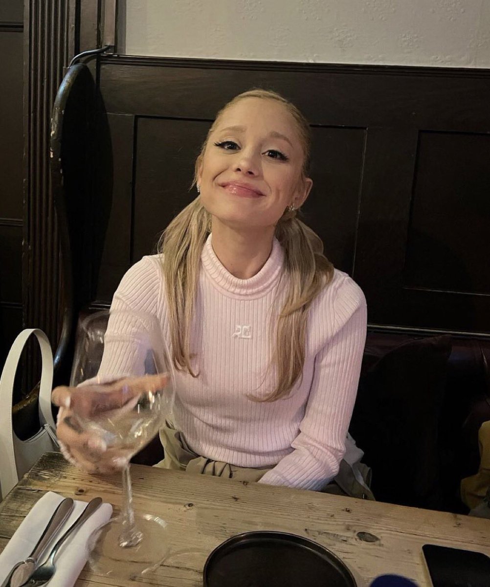 amazingmomo_'s tweet image. ARIANA GRANDE OMFG