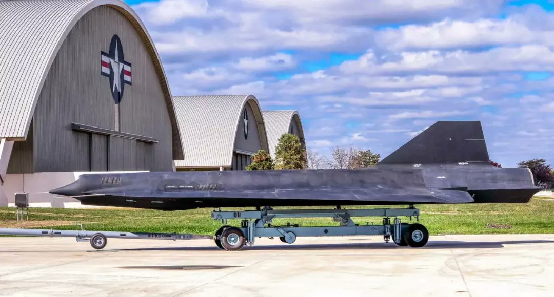 EnglishMow's tweet photo. The #Lockheed D-21 - The Stealth Drone Of 1960s. Constructed without landing gears, was an innovative contraption that could only be used only once and was jettisoned mid-air from a mothership. It was one of the first stealthy drones ever. #D21 #LockheedD21 #drone #Локхид #дрон https://t.co/NMUzDvU7qe