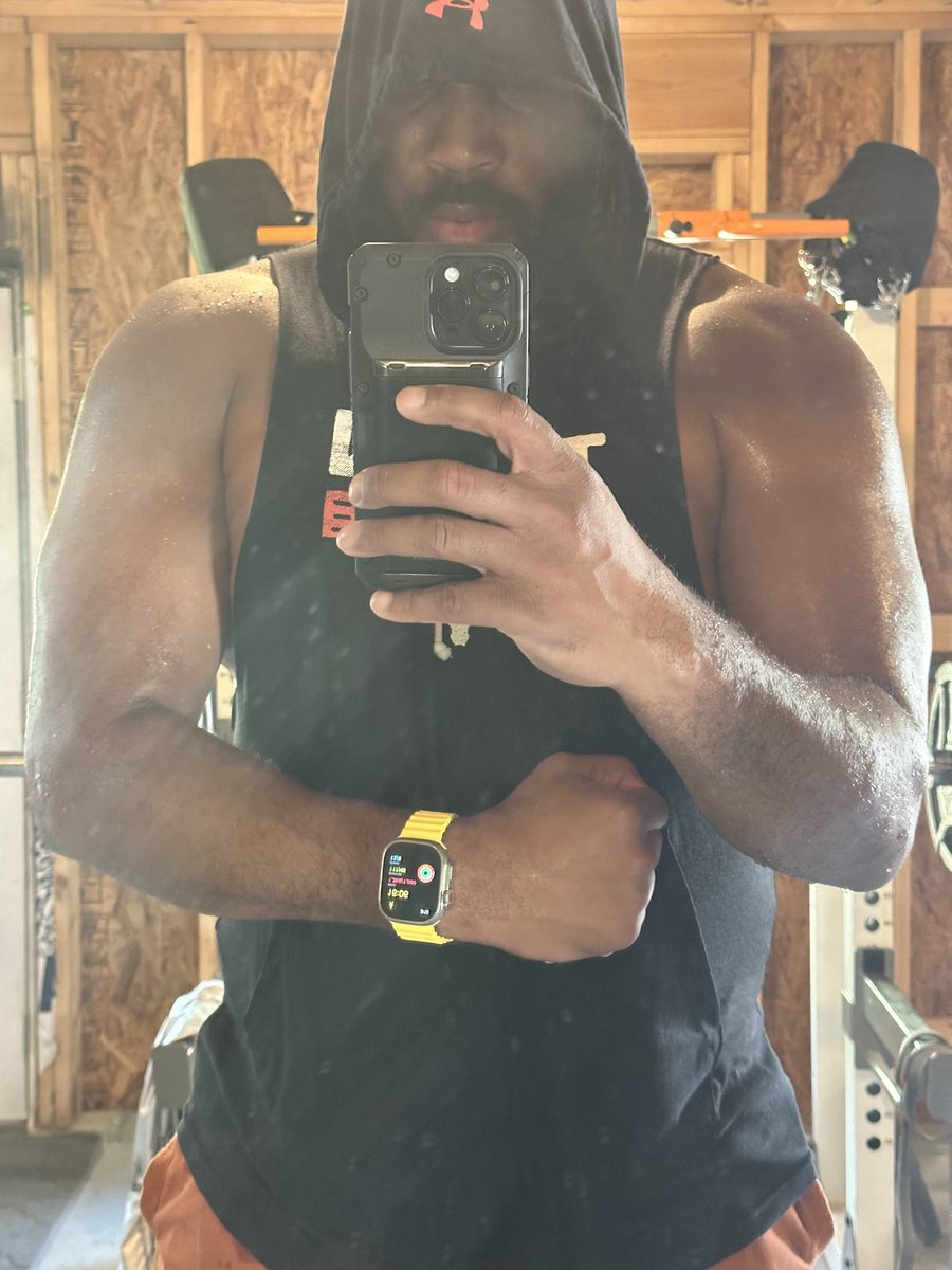macbookshawdy's tweet photo. Got up and put in the work before work. While working, I decided to put in more work. 💪🏾💪🏾💪🏾💪🏾 #GETCHOASSUP https://t.co/tTCX5ADUyi