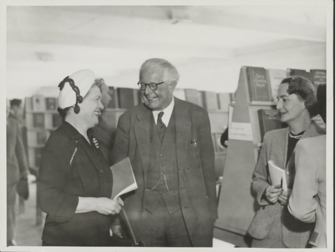 To mark the US return to <a href="/UNESCO/">UNESCO 🏛️ #Education #Sciences #Culture 🇺🇳</a>, as announced today by <a href="/AAzoulay/">Audrey Azoulay</a>, let's take a glimpse into history: Jean Piaget &amp; an American delegation during the inauguration of the US stand at the IBE Permanent Exhibition of Public Education, Palais Wilson, Geneva, 1950. <a href="/IBE_UNESCO/">UNESCO-IBE</a>