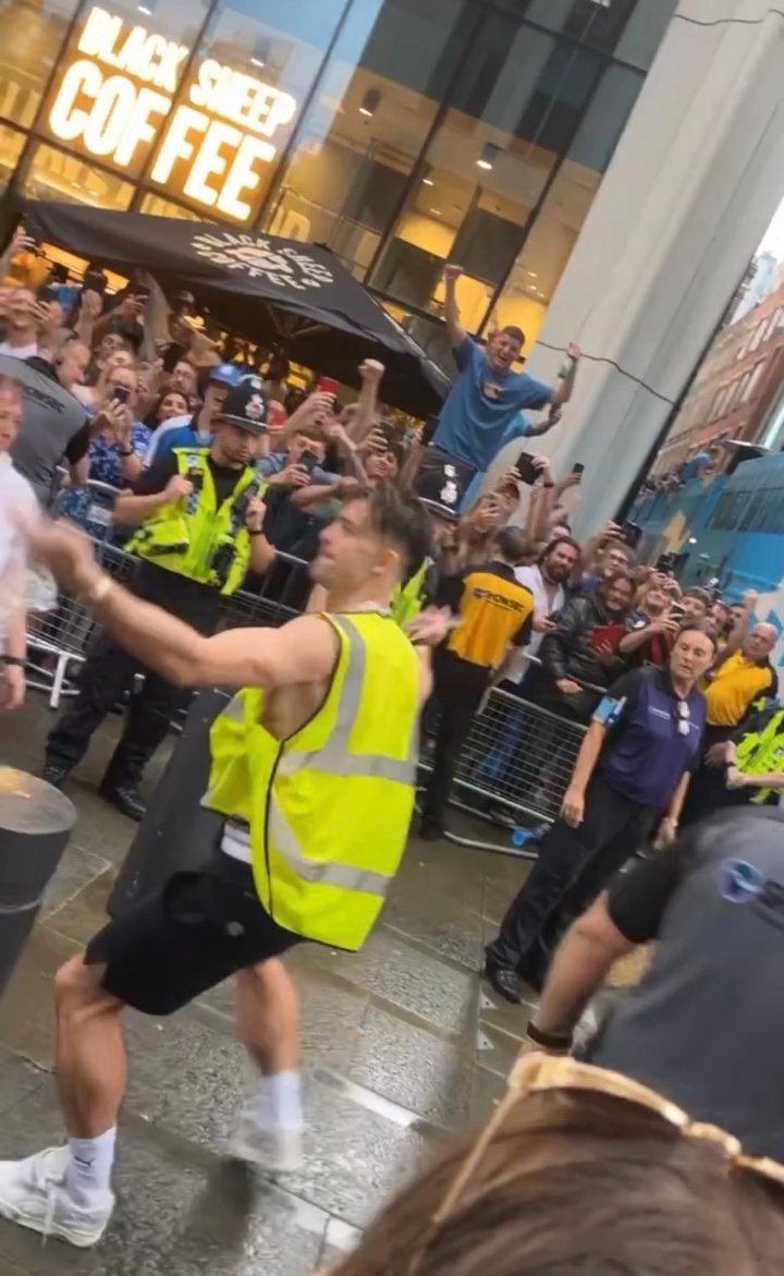 ErlingRoIe's tweet photo. Wtf is Grealish doing 😭 https://t.co/ejg2jgFKgV