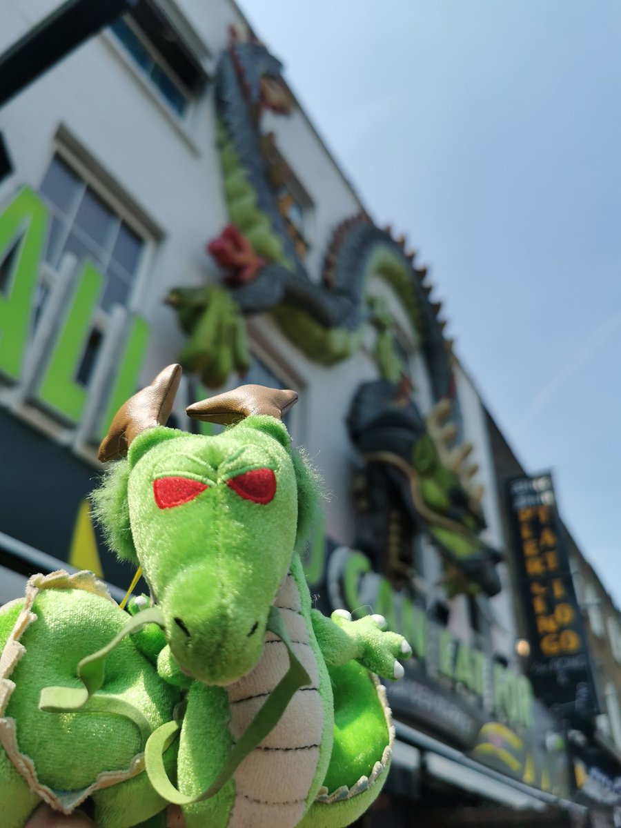 Reyiell's tweet image. It has been a great weekend! Natural history museum, Sherlock Holmes museum, Camden and lots of food 💕.
Mojito survived his selfie with Blue 🤣.

#exploringlondon #jurassicpark