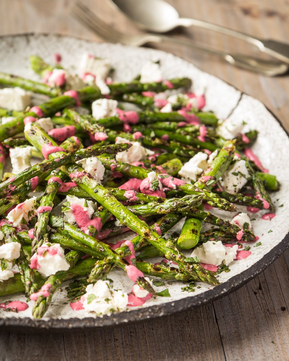 If you’re getting the BBQ out this week, why not make this BBQ British asparagus with beetroot dressing and feta? Grab the recipe on our website - britishasparagus.com/recipe.php/201…