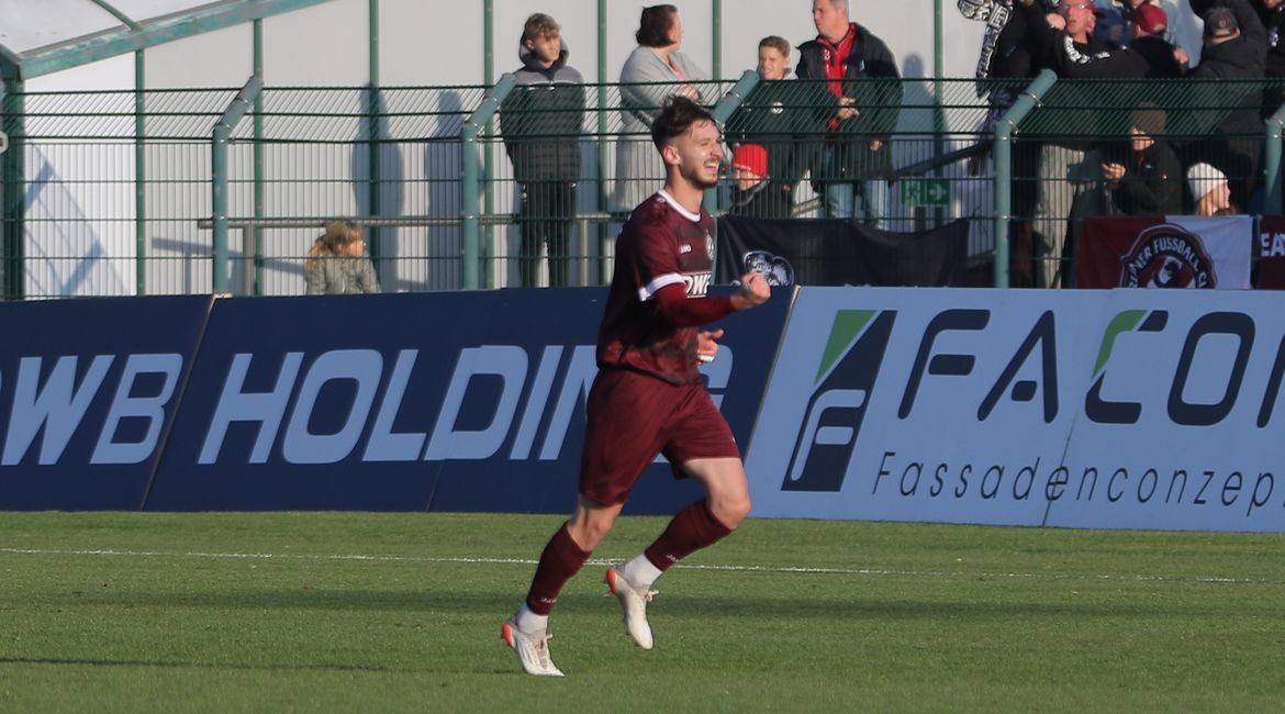 Nur_Energie's tweet photo. Der Trainer hatte es am Nachmittag schon vor der Stadthalle verkündet. Cedric Euschen schließt sich unserem #FCEnergie an. Herzlich willkommen! 👉🏻https://t.co/gZ6dp4tY0e #WIR https://t.co/WWPobfvooW