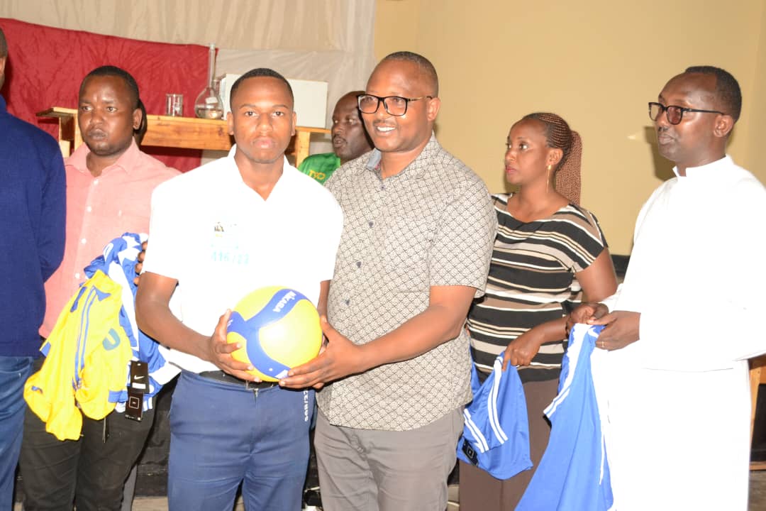 NyanzaDistrict's tweet photo. Muri gahunda ya "Garuka Ushime, Ihuriro ry'abanyeshuri bize muri Ecole des Science Saint Louis de Montfort Nyanza n'abahakoze (1965-2022) bashyikirije ikigo imyenda yo gukinana banaha impano abanyeshuri batsinze neza. Iyi gahunda ishuri ryayishimiye cyane nabo bavuga ko izakomeza https://t.co/RRzsg6fYxm